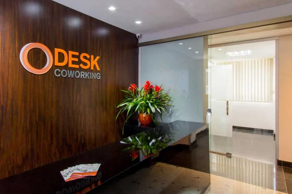 Área de escritório virtual e recepção do Desk Coworking em Belo Horizonte, com atendimento de correspondência.