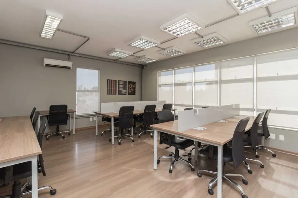 Estações de trabalho compartilhadas no Desk Coworking em Belo Horizonte.