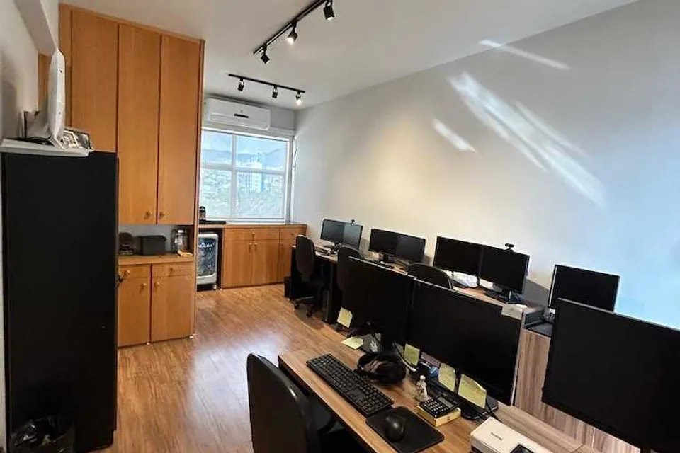 Sala privativa mobiliada do Desk Coworking em Belo Horizonte.
