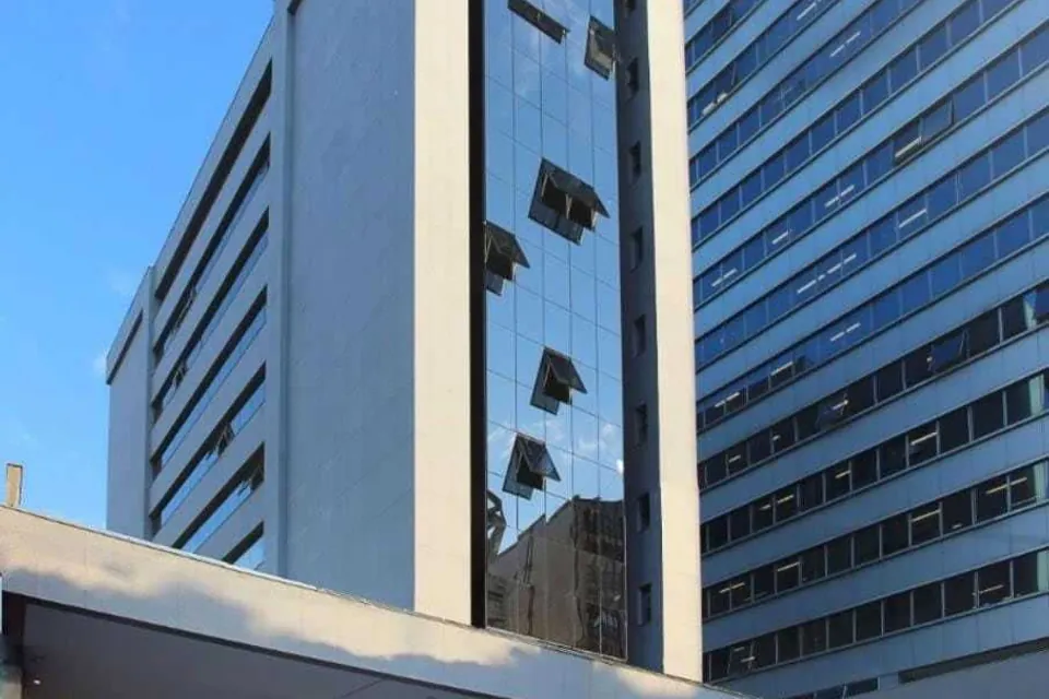 Fachada da unidade Desk Coworking Luxemburgo, na Avenida Raja Gabaglia, em Belo Horizonte.