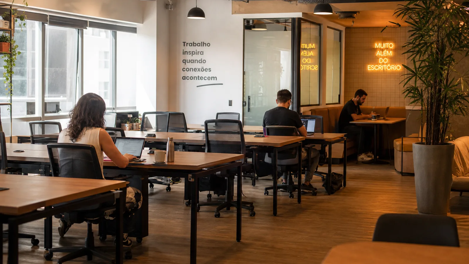 Coworking com poucas mesas ocupadas representando a baixa temporada de janeiro, julho e dezembro