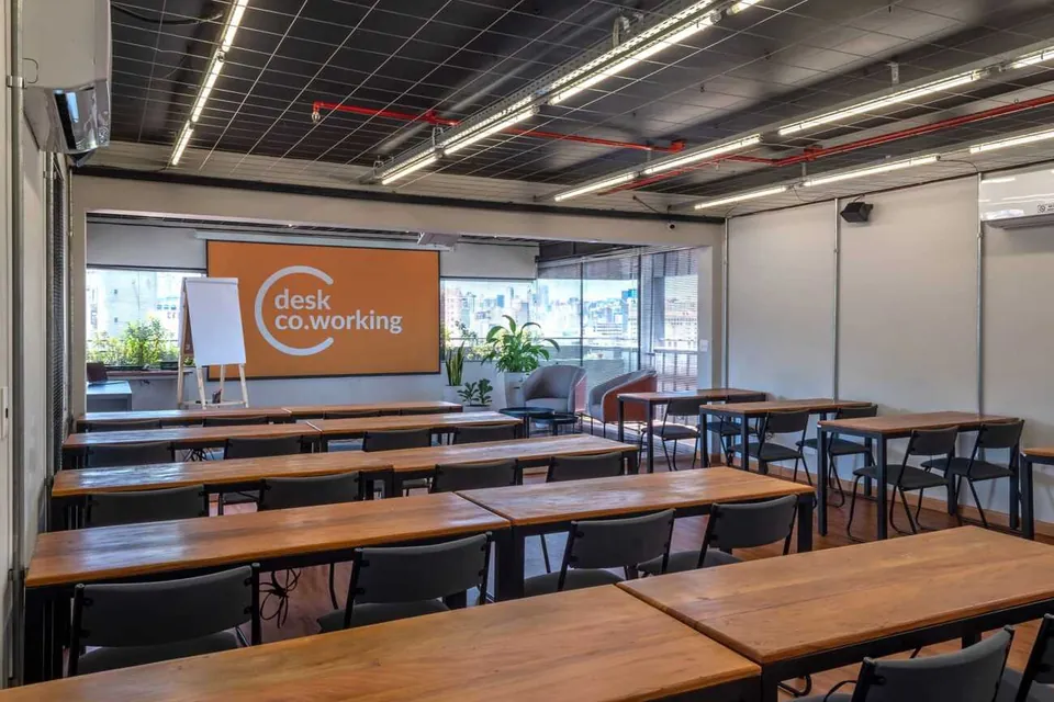 Sala de treinamento do Desk Coworking na Santa Efigênia, em Belo Horizonte.