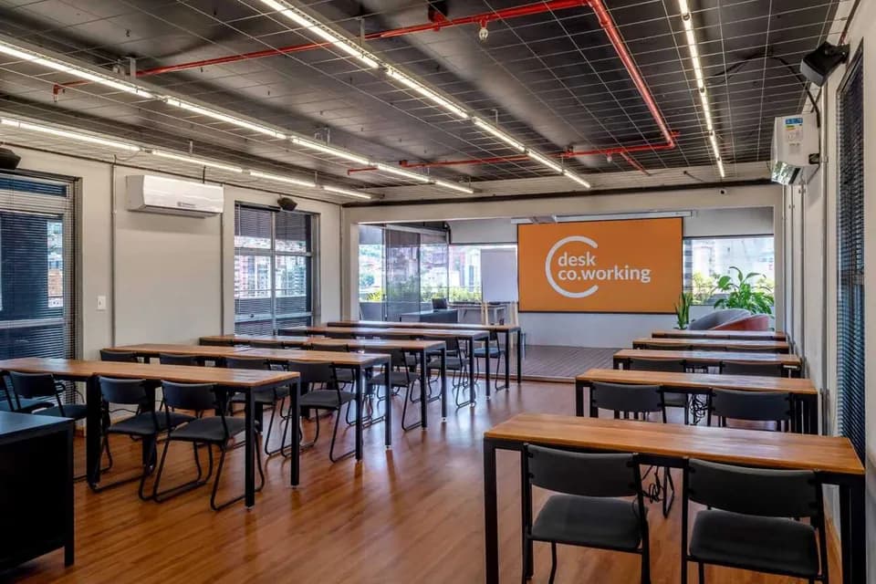 Sala de treinamento na unidade Santa Efigênia do Desk Coworking.